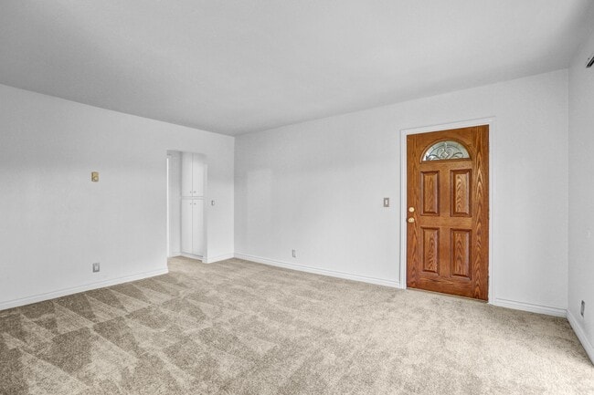 Foto del edificio - Upstairs 1 Bedroom Condo w/ Parking - Fresh Paint & Carpet!