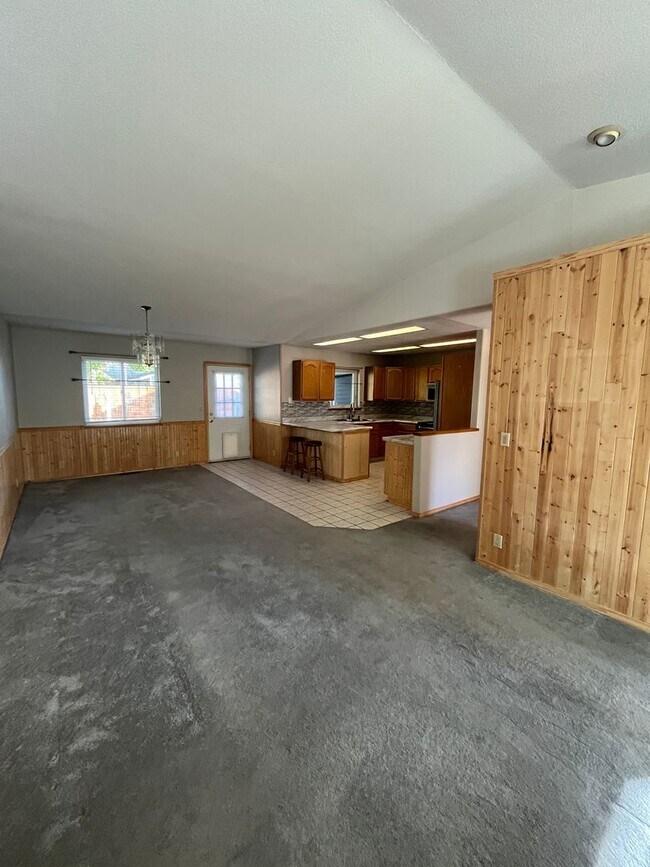 Building Photo - 3 bedroom 2 bathroom with fenced back yard...