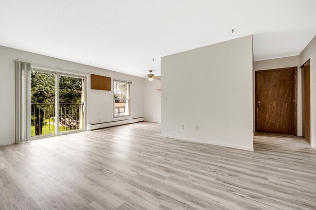 Building Photo - 1 Bedroom, 1 Bath open floor plan close to...