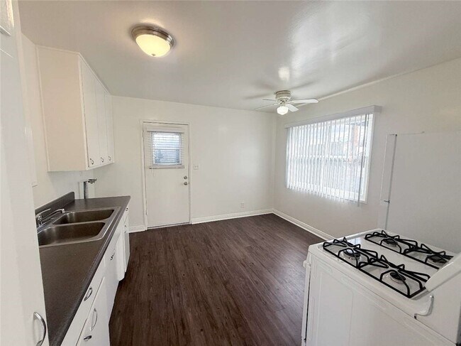 Foto del edificio - 24638 Eshelman Ave