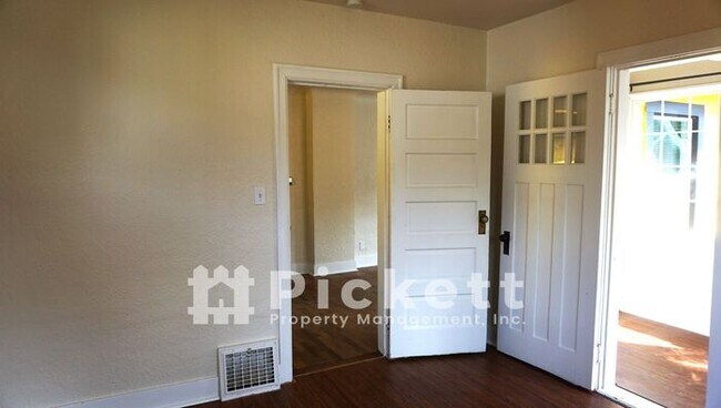 Building Photo - 1 Bedroom CLOSE to PSNS