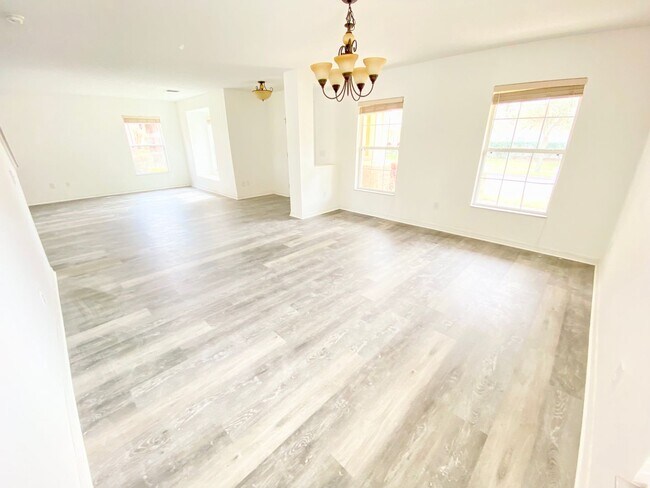 Building Photo - 13631 Phoenix Dr