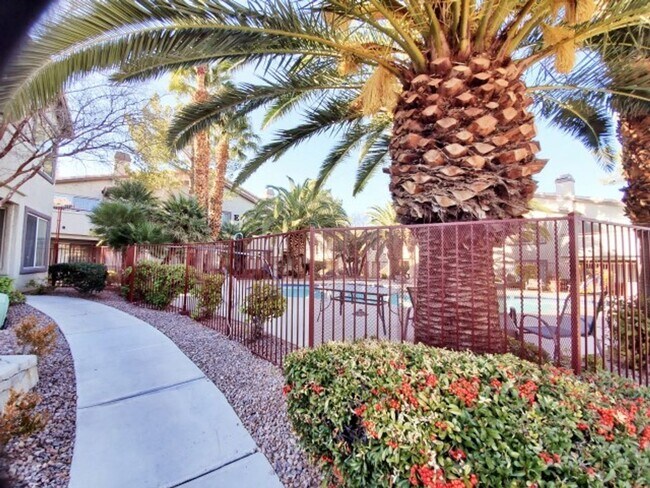 Foto del edificio - RENOVATED 2BD/2BA NEAR STRIP!