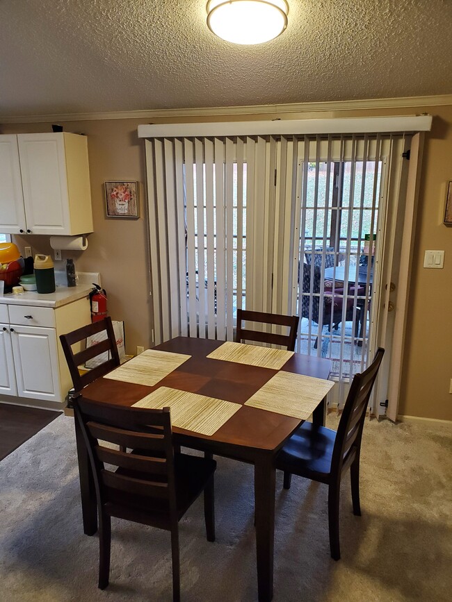 Dining - 4025 Lexwin Ave