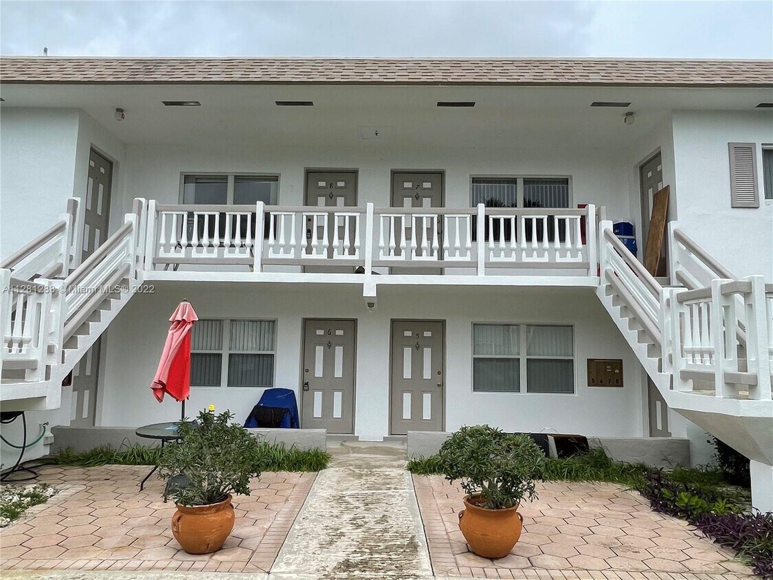 5207 SW 91st Ave Unit 8, Cooper City, FL 33328 Room for Rent in