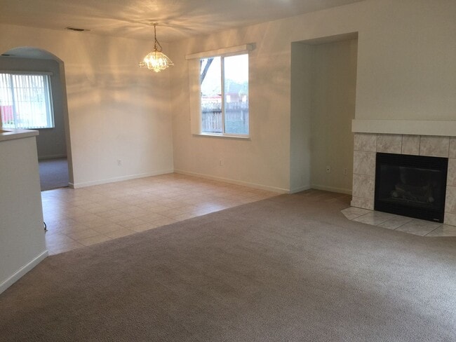 Building Photo - 1502 Berkshire Dr