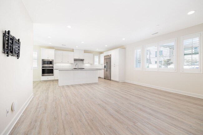 Building Photo - Stunning Modern 4 Bedroom Home in Gated Ra...