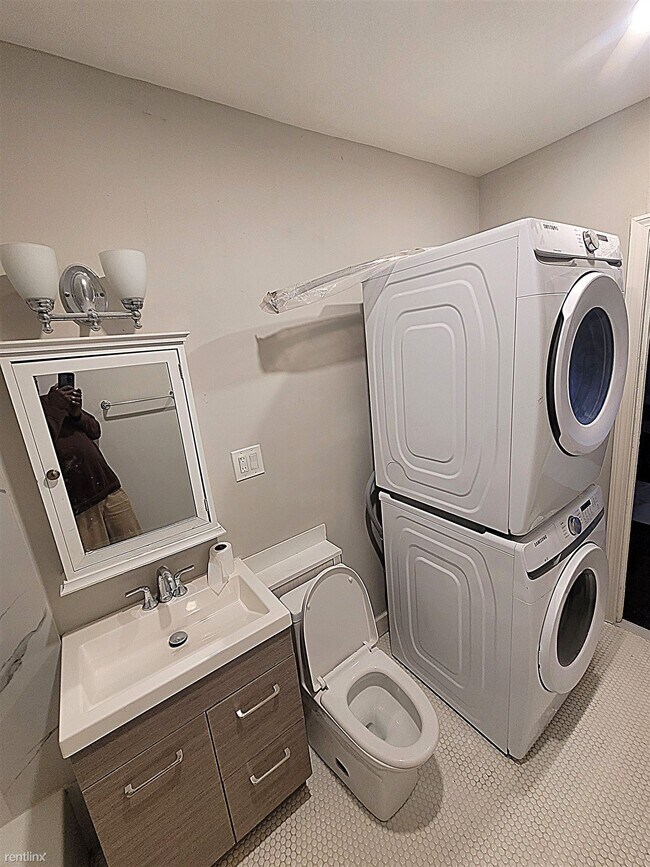 Building Photo - 4 br, 2 bath Triplex - 1470 Chapel St Apt 1