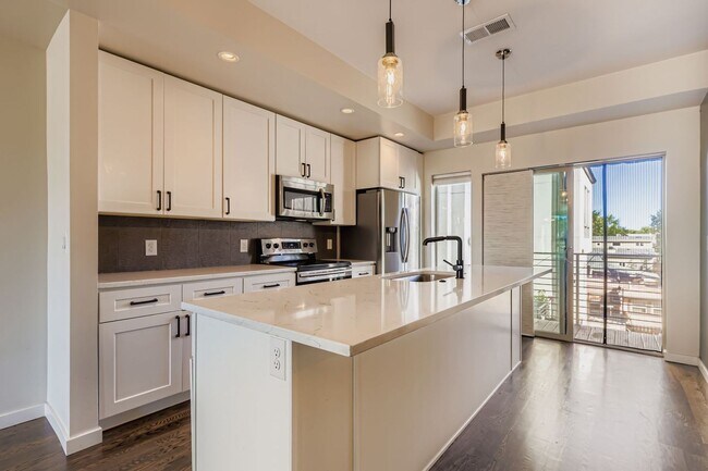 Building Photo - Modern 2bed/2 Bath in the Heart of Denver!