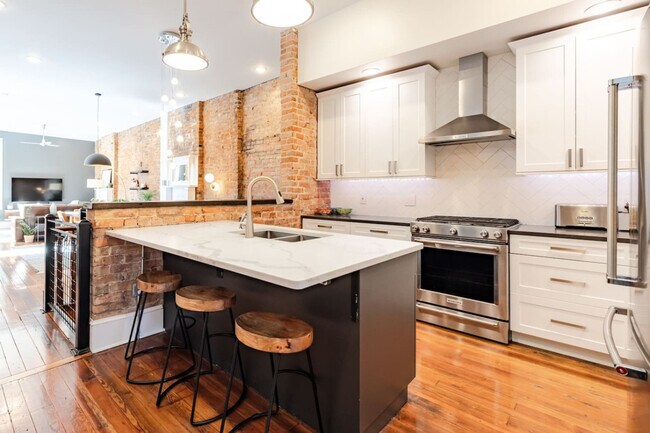 Building Photo - 1537 Republic St