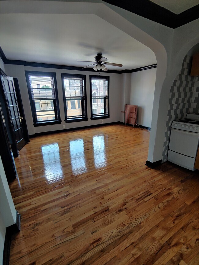 Photo - 846 W Montrose Ave Apartments