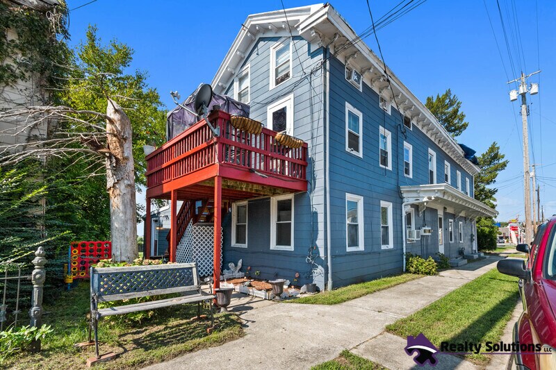 Primary Photo - 366 Main St