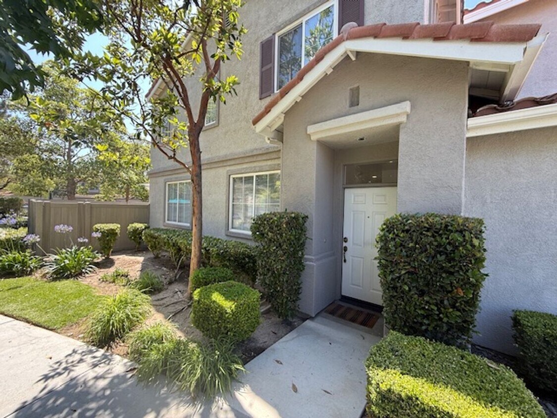 Foto principal - Beautiful Home near Schools & Shopping