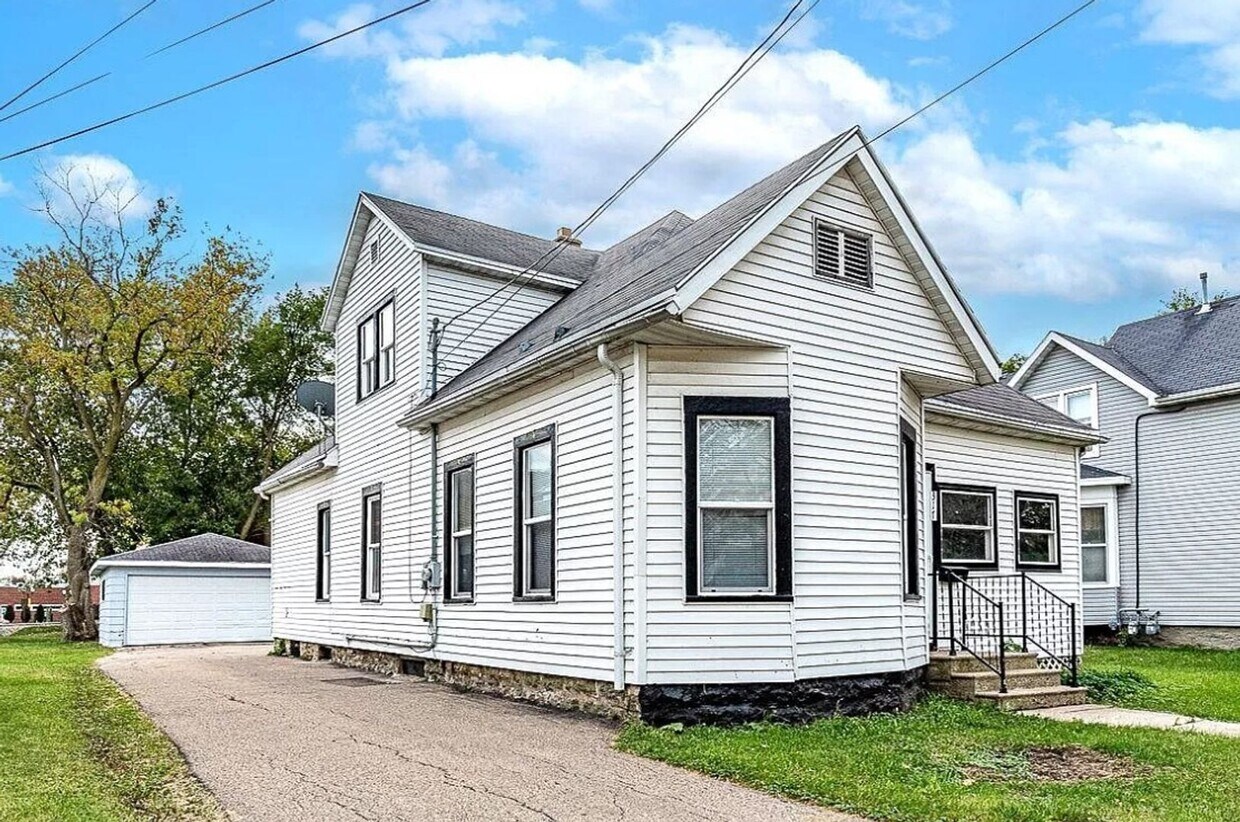 317 Chute St, Menasha, WI 54952 House Rental in Menasha, WI