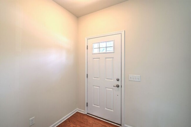Building Photo - 242 Creekside Way