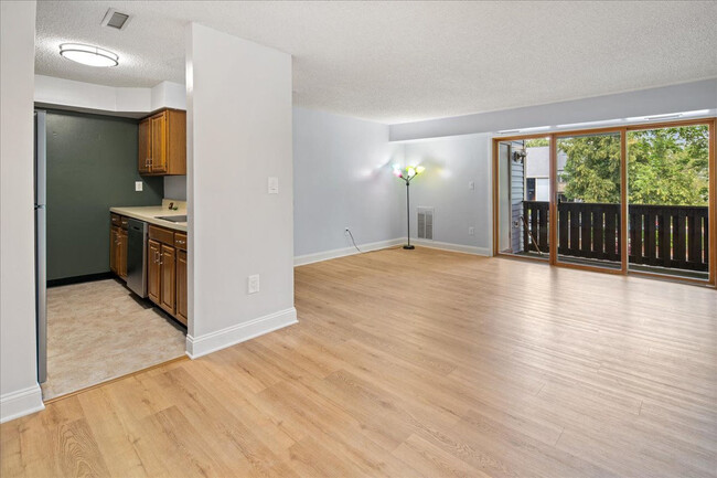 Large living room area. - 1206 Aspen Dr