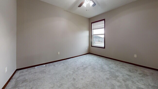 Building Photo - "Charming 3-Bed Townhouse with 2.5 Baths &...