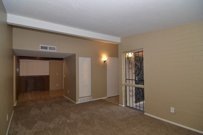 Building Photo - Charming 2 Bedroom 1 Bath Home! South Tucs...