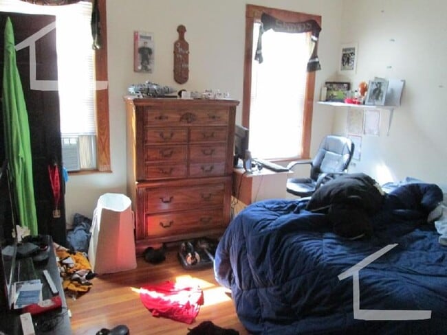 Building Photo - nice 4 bed in oak square