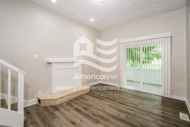Building Photo - 520 N Gladstone Ave