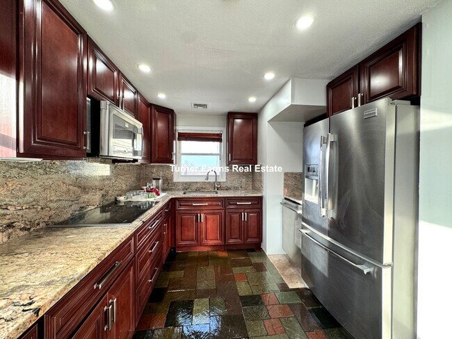 Foto del edificio - 62 Upland Rd