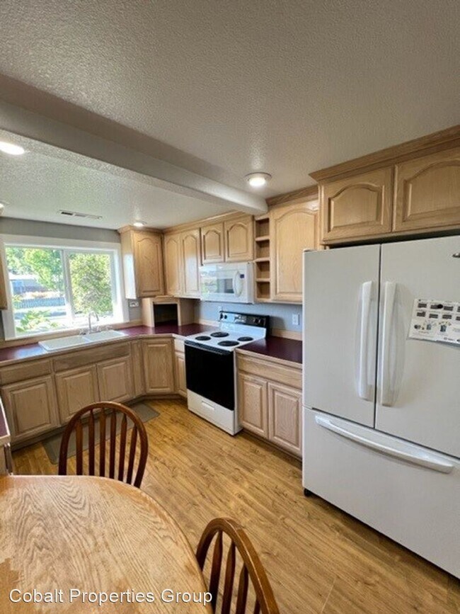 Foto del edificio - 4 br, 1.5 bath House - 107 NW Cedar Ave