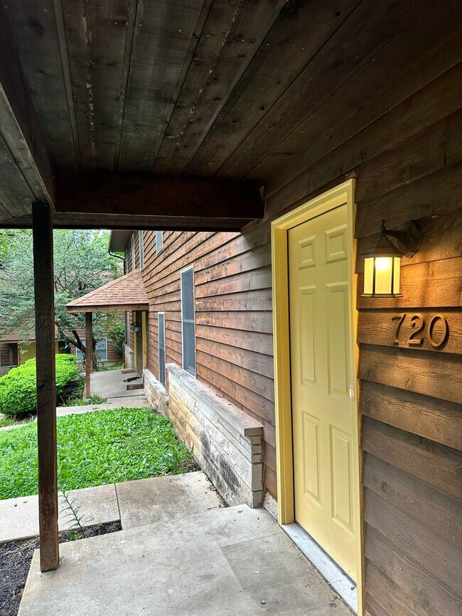 Foto del edificio - PRICE REDUCED! 3 bedroom, 2.5 bath Townhou...