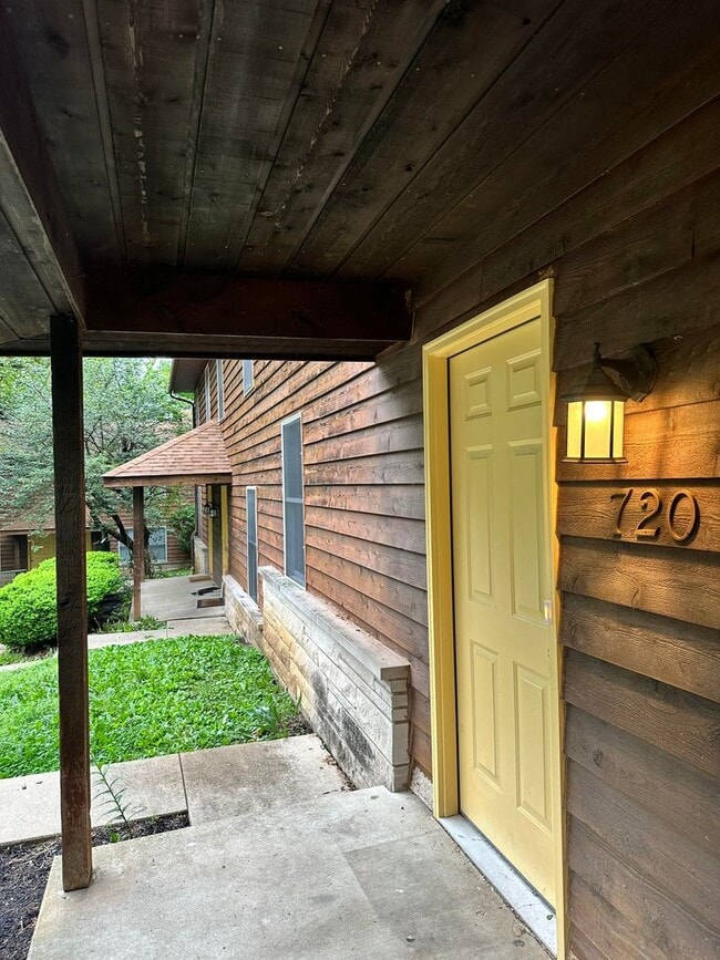 Building Photo - PRICE REDUCED! 3 bedroom, 2.5 bath Townhouse: Cedar Grove Townhomes!