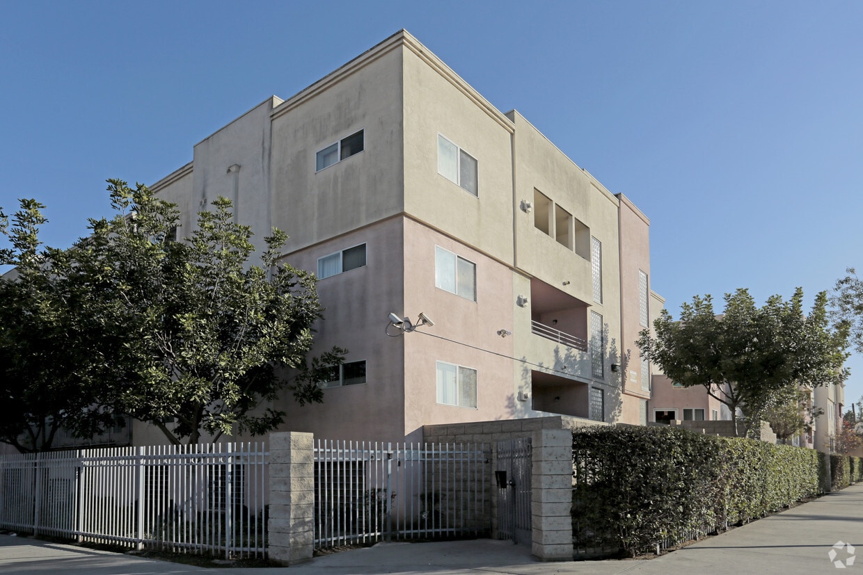 Building Photo - Figueroa Oaks