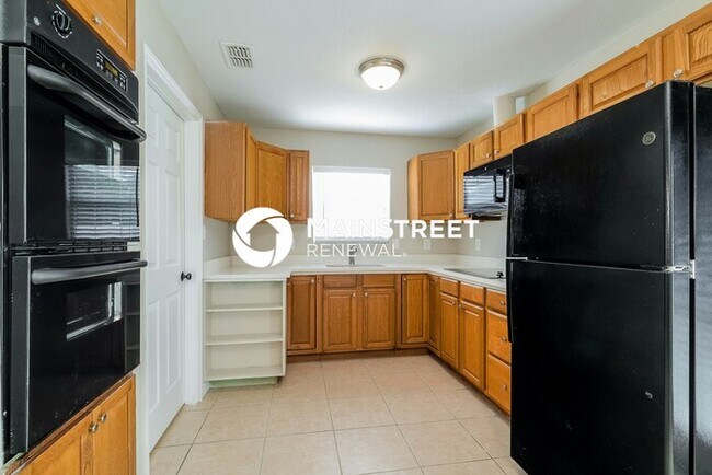 Foto del edificio - 4 Bedroom Pet-Friendly Home in St. Cloud, FL with Main Street Renewal