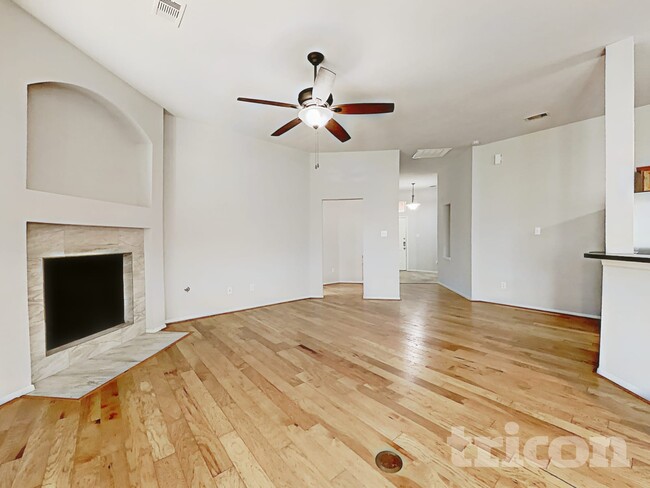 Building Photo - 2205 Highland Hills Dr