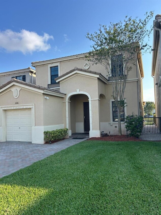 Foto principal - 636 NE 193rd St