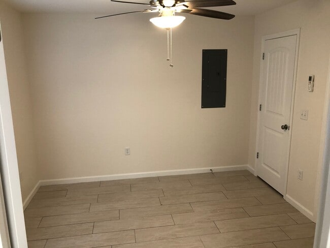 Building Photo - 109 W 2nd St