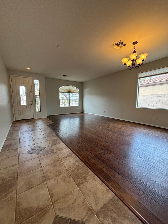 Entrada principal con primera área multiusos abierta - 18620 West Sweet Acacia Drive