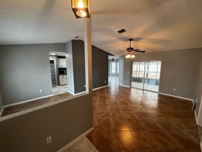 Building Photo - 3-Bedroom Ocala Home, Fenced Yard & Sunroom