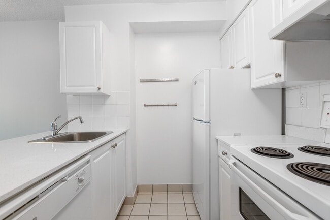 Building Photo - Ilikai