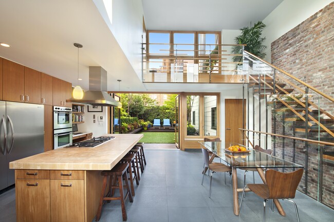 Building Photo - Penthouse Oasis