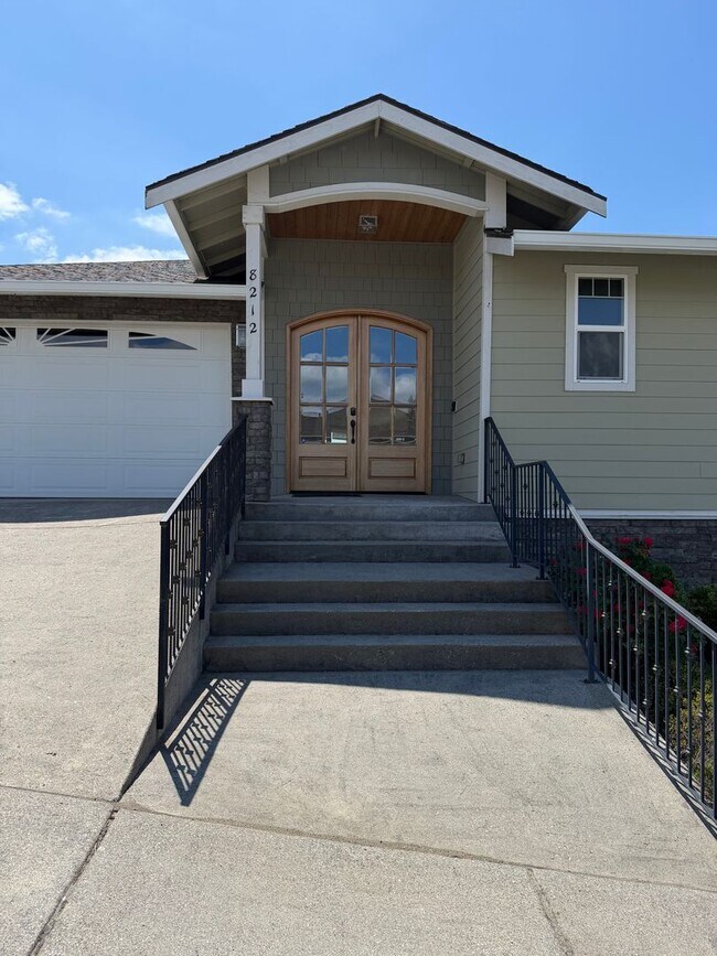 Foto del edificio - Whiskey Ridge View Home | 5 Bed + Bonus Living Space with Olympic Mountain Views