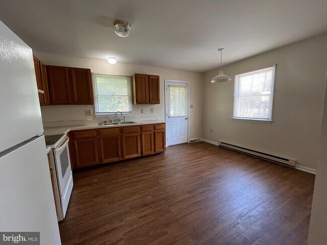 Building Photo - 704 Thomas Ln