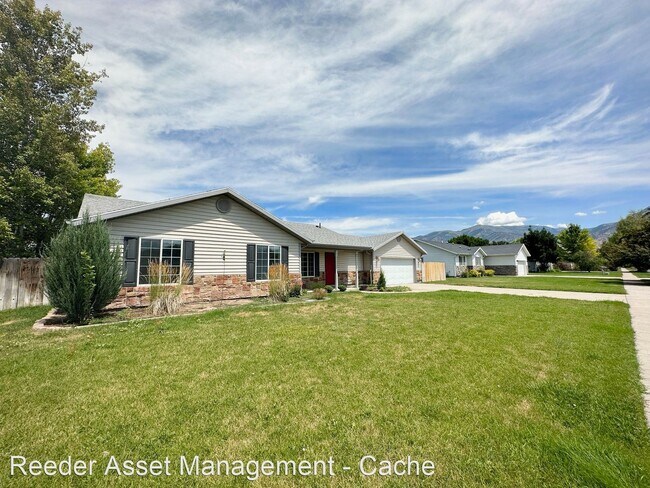 Foto del edificio - 4 br, 2 bath House - 903 West 2730 South