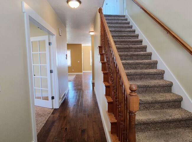 Building Photo - Beautiful 4 Bd 2.5 Bath Home in Sandy