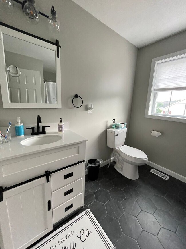 Building Photo - 2 Bedroom Condo Available Mid/Late October
