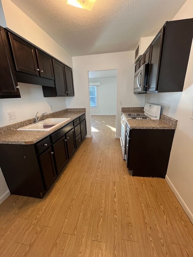 Building Photo - Dennis Riverfront