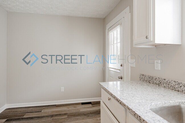 Foto del edificio - NOW OFFERING HALF OFF THE FIRST FULL MONTH...