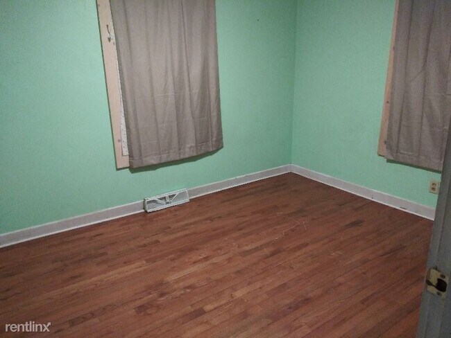 Building Photo - 2 br, 1 bath House - 323 Emma Road