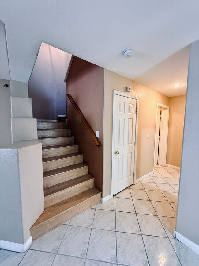 Foto del edificio - BEAUTIFUL 2 STORY TOWNHOME LOCATED IN THE SOUTHWEST!