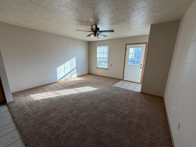 Foto del edificio - Spacious 3 Bedroom 2 Bath Townhome