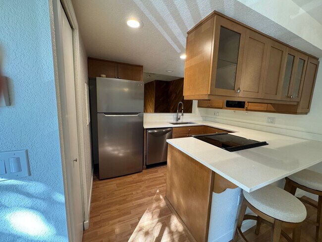 Building Photo - Gorgeous Juanita Townhome
