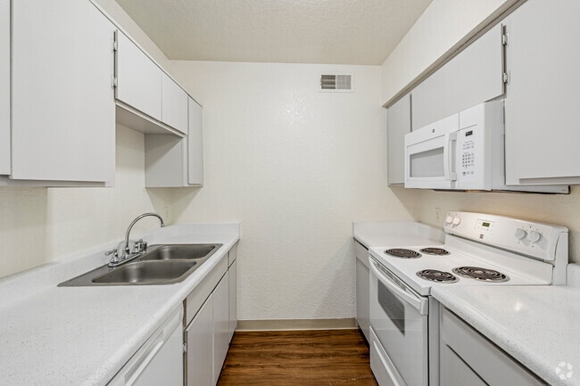 2BR, 1BA - 585SF - Kitchen - Mountain Vista