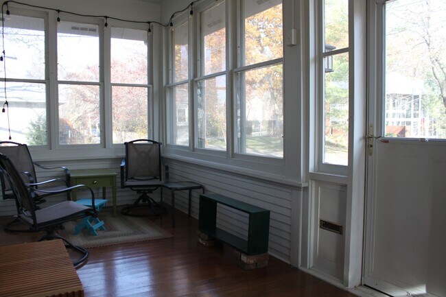 Foto del edificio - Charming 1900's 3 bedroom bungalow 5 minute walk from UIHC, VA & Dental